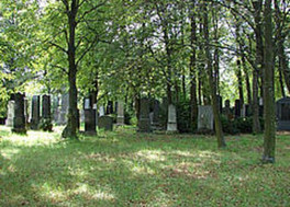 1988 wurde der Friedhof seiner ursprünglichen Bestimmung entsprechend wieder instand gesetzt 1988 wurde der Friedhof seiner ursprünglichen Bestimmung entsprechend wieder instand gesetzt